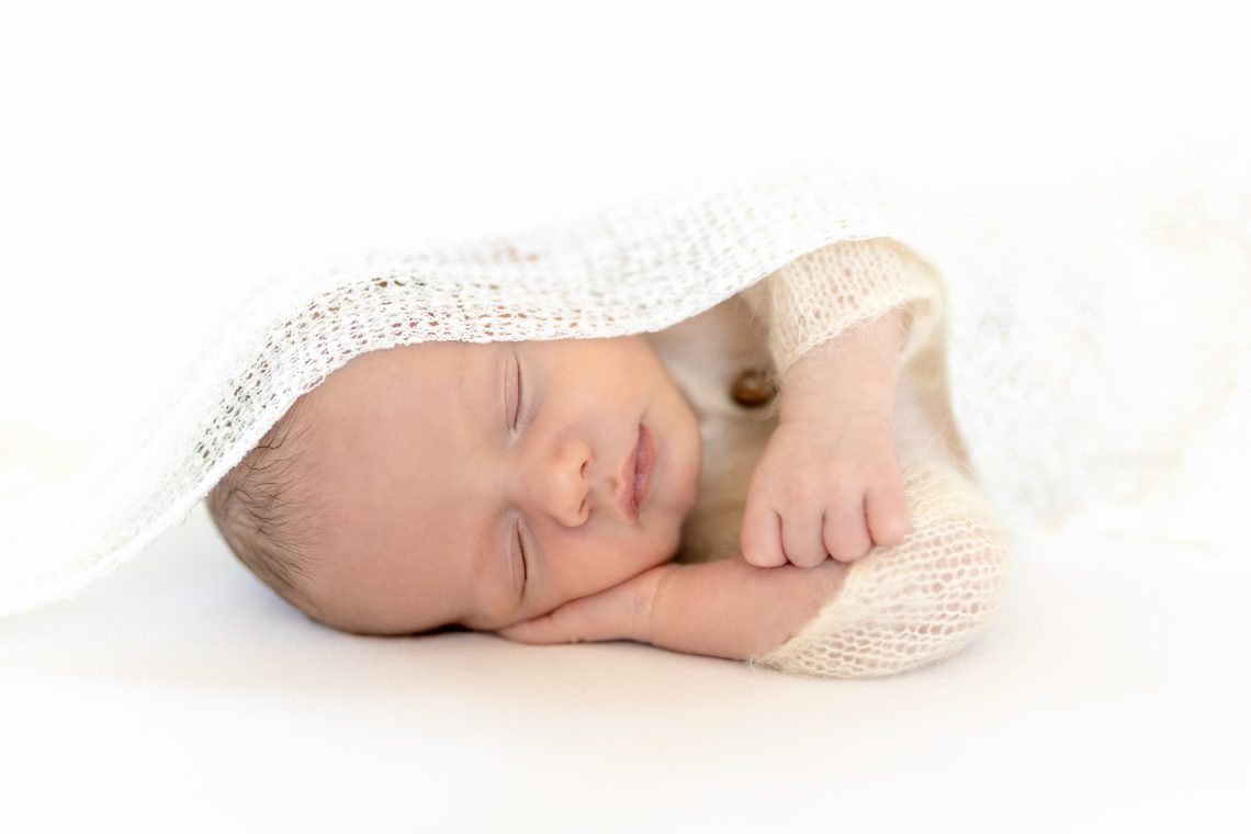 Schlafendes Baby in weiss