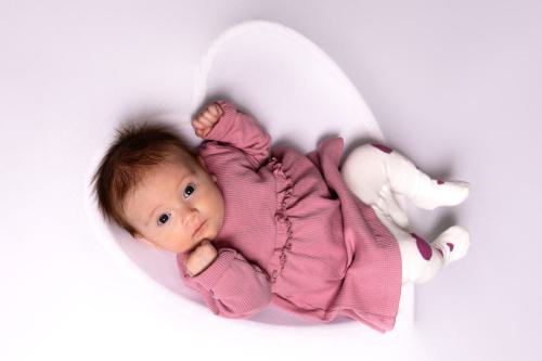 Baby in weißem Herz