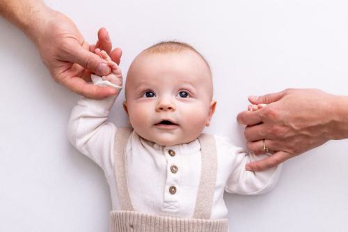 Hände mit Baby