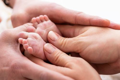Hände und Babyfüße