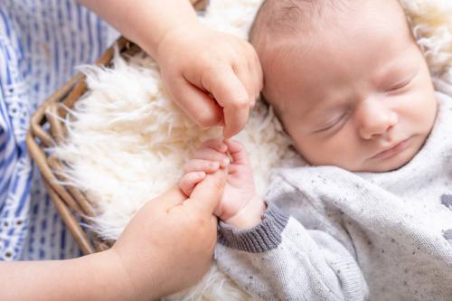 Mädchen hält Babys Hand