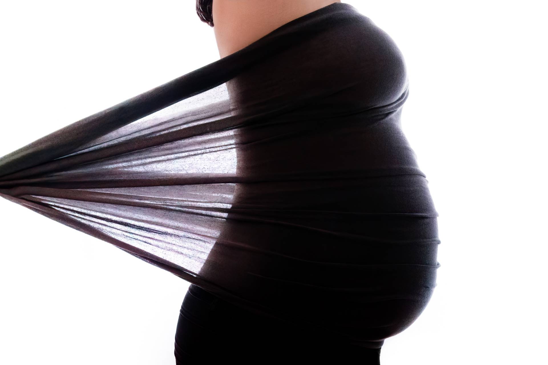 Babybauch schwarzes Tuch